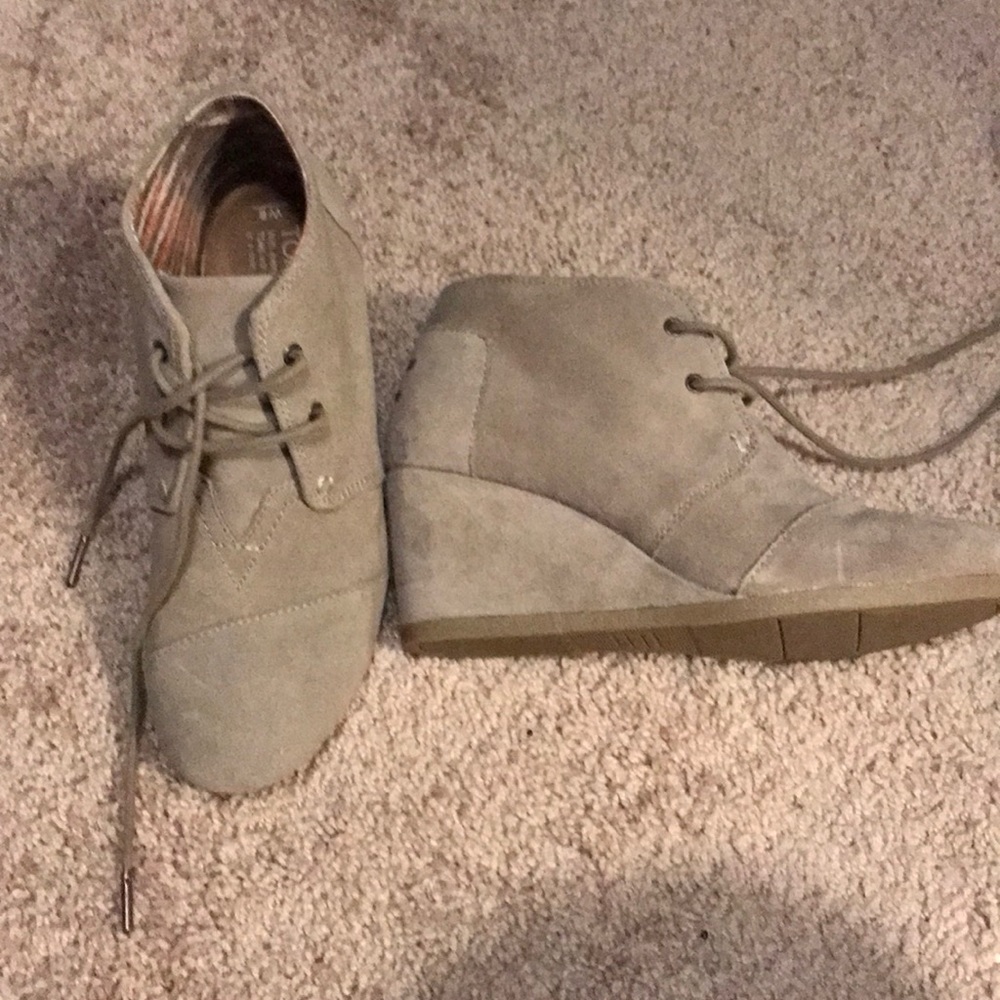 Toms tan wedges